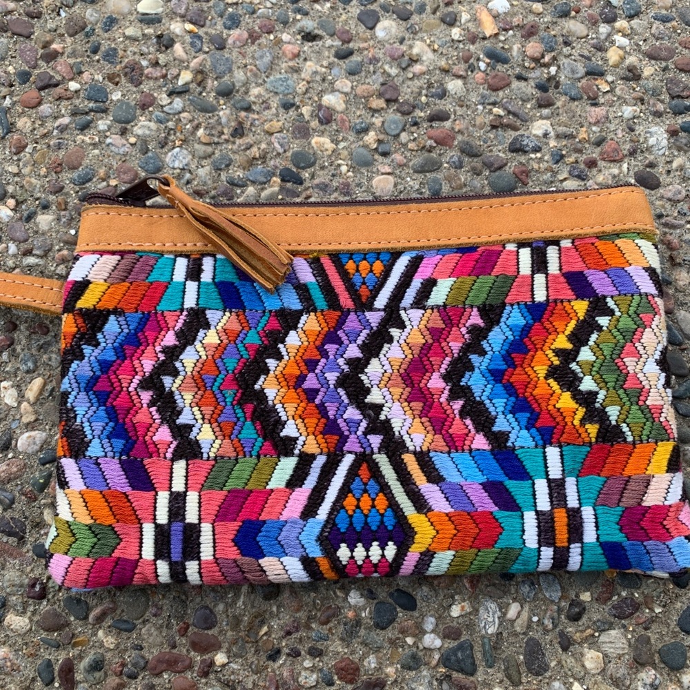 Rainbow ๐ Guatemalan clutch - Picture 1 of 5